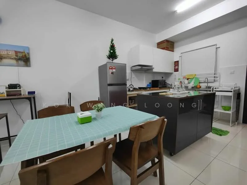 Kitchen features: white cabinets, black countertop, stainless-steel fridge, built-in oven, 4-burner gas hob, single-bowl stainless-steel sink, chrome pull-down faucet, tile backsplash, white walls, recessed lighting, dining table with green tablecloth, wooden dining chairs, open shelving, window with white blinds; style: modern.