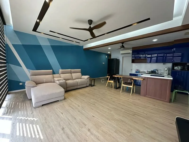 Living features: 3-seater fabric sofa in light grey, recliner sofa, ceiling fan with light, wooden ceiling beams, blue accent wall with geometric pattern, light wood flooring, dining table with chairs, kitchen area with cabinets, built-in kitchen appliances, window with horizontal blinds; style: modern.