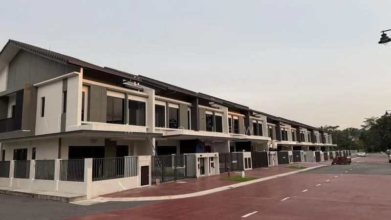 Exterior type: linked terrace house; features: two-storey building, white painted facade, grey accent walls, recessed balconies, flat roof, manicured lawn, paved driveway, fenced perimeter, multiple car porches, urban context with surrounding greenery; style: modern.