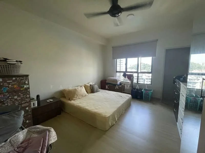 Bedroom features: queen-size bed, light-colored bedding, wooden bedside table, ceiling fan, window with roller blinds, laminate flooring, built-in wardrobe, basket storage, decorative storage box; view: garden.