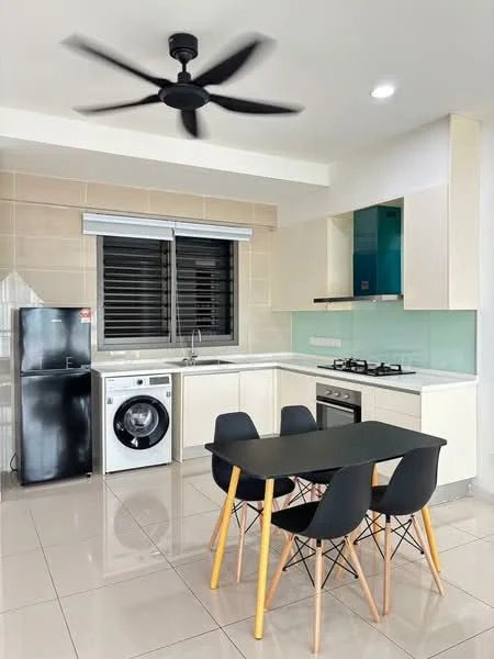 Kitchen features: white cabinetry, black dining table with wooden legs, 4 black chairs, stainless-steel fridge, front-load washing machine, built-in gas hob, exhaust hood, white countertop, green glass backsplash, grey tiled flooring, ceiling fan with 5 blades, window with horizontal blinds; style: modern.