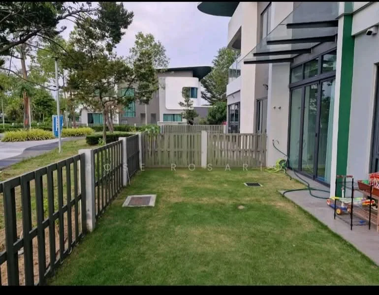 Exterior type: linked terrace house; features: manicured lawn, wooden fence, paved walkway, landscaped garden, outdoor play area, modern architectural design, glass sliding doors, greenery surrounding the property; style: modern.