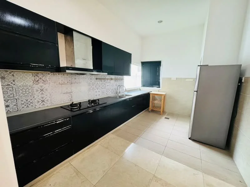 Kitchen features: black cabinetry, stainless-steel sink, chrome pull-down faucet, built-in gas hob, built-in oven, grey patterned backsplash, light-colored tile flooring, window with roller blinds, refrigerator, wooden countertop, open shelving; style: modern.