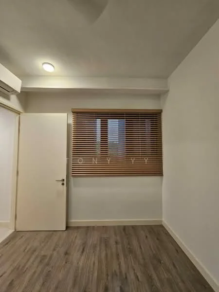 Room features: white painted walls, wooden flooring, window with wooden blinds, 1 wall-mounted split AC, ceiling light, door with handle; style: modern.