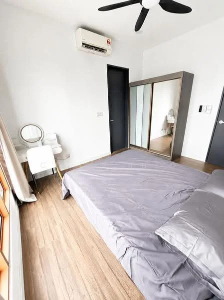 Bedroom features: queen-size bed with grey bedding, wooden flooring, white painted walls, 5-blade ceiling fan, wall-mounted split AC, built-in wardrobe with sliding mirror doors, study desk with chair, large window with natural light; style: modern.
