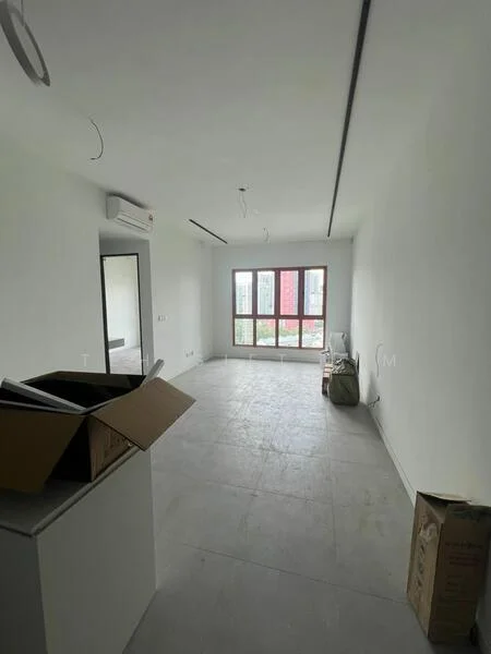 Room features: white painted walls, concrete flooring, ceiling with recessed lighting, floor-to-ceiling windows, 1 wall-mounted split AC, open layout, unfurnished, visible packing boxes; style: modern; view: city.