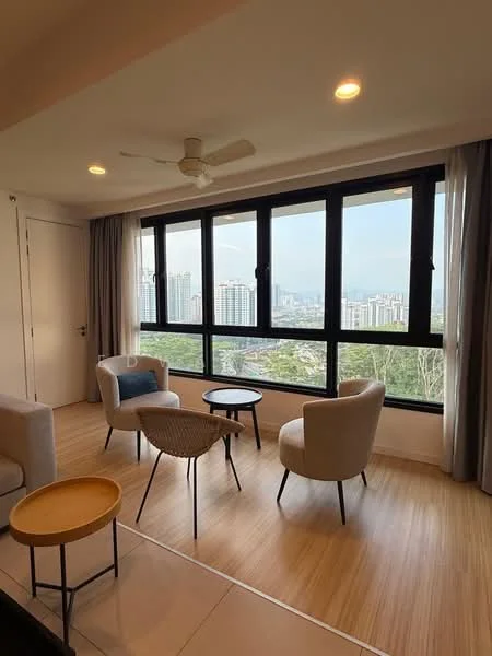 Living features: floor-to-ceiling windows, city view, 5-blade ceiling fan, recessed downlights, light-coloured walls, laminate flooring, two armchairs, one coffee table, one side table; style: modern.