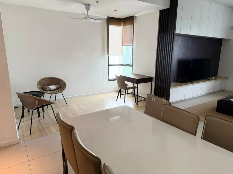 Living features: light wood flooring, white painted walls, ceiling fan, wall-mounted TV, TV console, coffee table, 2 rattan chairs, small dining table with 2 chairs, large windows with roller blinds; style: modern.