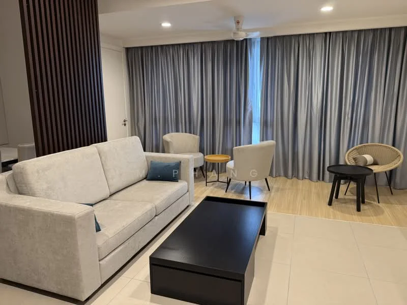 Living features: 3-seater fabric sofa in light grey, black coffee table, 2 accent chairs in light grey, round side table, ceiling fan, floor-to-ceiling curtains in light grey, wooden flooring, wall with wooden slats; style: modern.