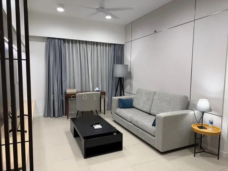 Living features: 3-seater fabric sofa in light grey, black coffee table, wooden side table with round top, floor lamp, desk with chair, curtains in light grey, recessed downlights, ceiling fan, tiled flooring in beige; style: modern.