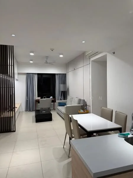 Living features: light-coloured walls, white ceiling with recessed downlights, 5-blade ceiling fan, large window with grey curtains, sofa in light grey fabric, coffee table in black, dining table with 6 beige chairs, open-plan layout, tile flooring, built-in cabinetry, decorative wall panel, kitchen island with countertop; style: modern.