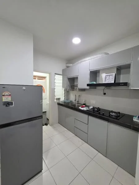 Kitchen features: grey cabinetry, black granite countertop, stainless-steel fridge, built-in oven, 4-burner gas hob, single-bowl stainless-steel sink, chrome pull-down faucet, white tiled backsplash, white walls, recessed downlights, tile flooring; style: modern.