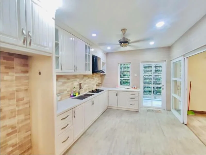 Kitchen features: white shaker cabinets, black countertop, single-bowl stainless-steel sink, chrome pull-down faucet, built-in oven, 4-burner gas hob, ceramic tile backsplash with beige pattern, recessed LED downlights, 5-blade ceiling fan with light, sliding glass door, vinyl plank flooring, window with view to outdoor space; style: modern; view: garden.