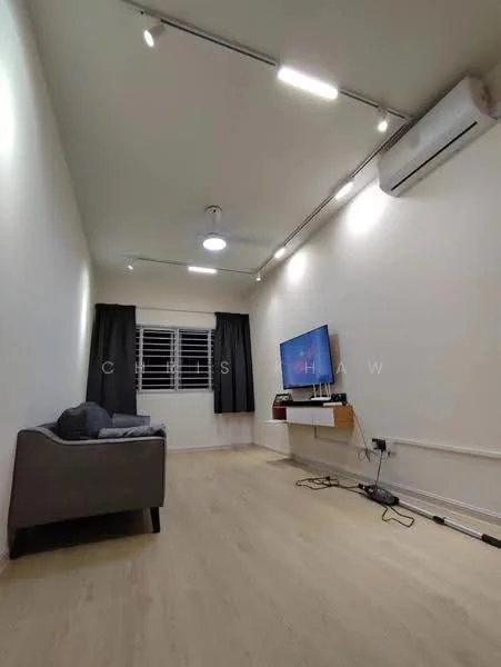 Living features: white painted walls, light wood laminate flooring, recessed downlights, 1 ceiling fan, wall-mounted TV, TV console, sofa in grey fabric, blackout curtains, air conditioning unit; style: modern.