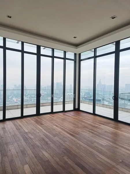 Room features: floor-to-ceiling windows, wooden flooring, city skyline view, neutral wall colour, recessed ceiling lights, open layout, glass balcony railing, high ceiling; style: modern; view: city.