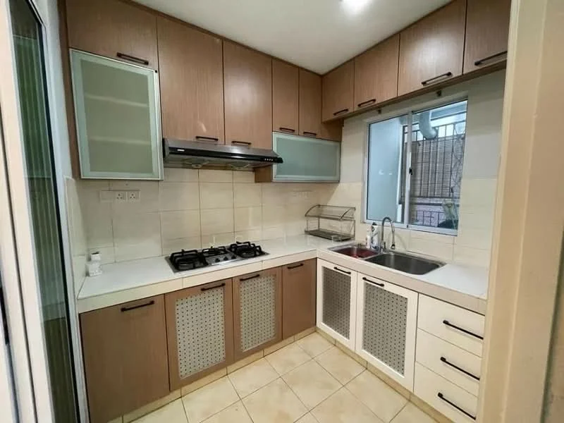 Kitchen features: brown wooden cabinetry, white countertop, stainless-steel sink, chrome pull-down faucet, 4-burner gas hob, built-in range hood, tile backsplash, cream tiled flooring, window with view to outdoor area, glass-front upper cabinets, open shelving; style: modern; view: garden.