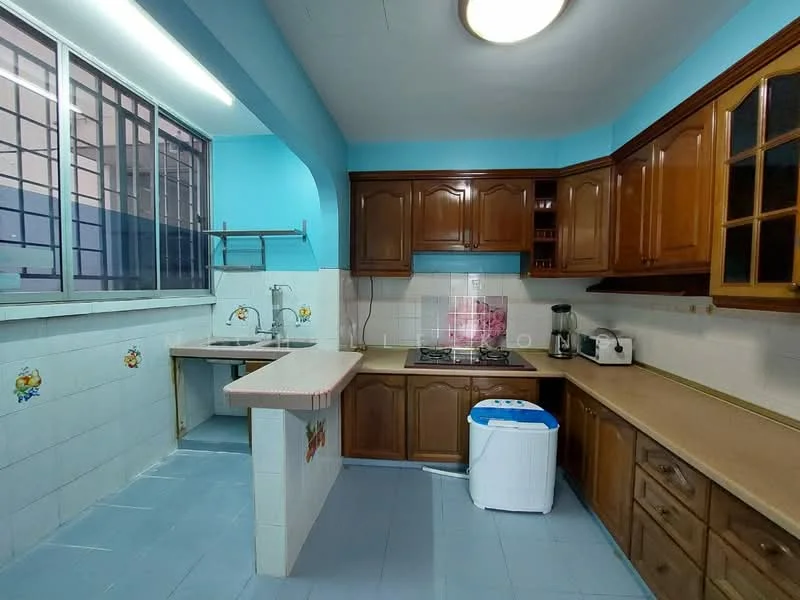 Kitchen features: blue painted walls, wood cabinetry, laminate countertop, single-bowl stainless-steel sink, chrome pull-down faucet, 4-burner gas hob, built-in oven, white washing machine, tile backsplash, window with metal grille, light fixture on ceiling, ceramic tile flooring; style: traditional.