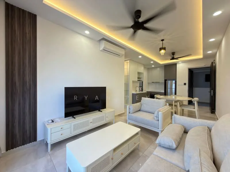 Living features: sofa in light beige fabric, 2-seater sofa, 3-seater sofa, coffee table with storage, TV console in white with drawers, wall-mounted TV, ceiling fan with light, recessed LED downlights, air conditioning unit, decorative wall with wood paneling, light-colored tiled flooring, dining table with white chairs; style: modern.