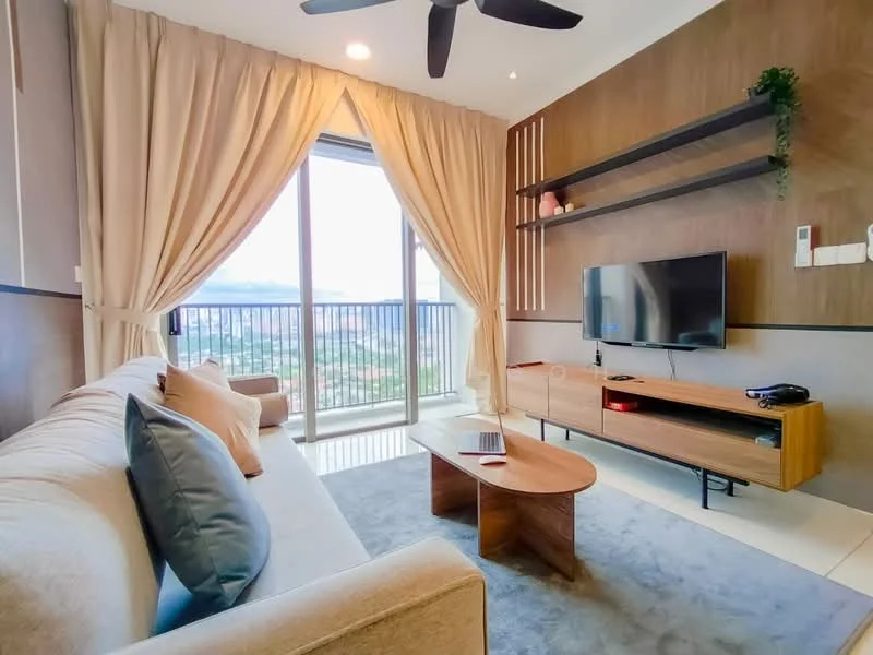 Living features: 3-seater fabric sofa in beige, 2 decorative cushions in blue, wooden coffee table with unique shape, TV console in wood finish, wall-mounted TV, floor-to-ceiling windows, curtains in light beige, light grey area rug, recessed downlights, ceiling fan with 5 blades; style: modern; view: city.
