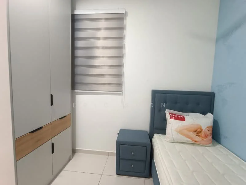 Bedroom features: single bed, upholstered headboard, bedside table, built-in wardrobe with sliding doors, cream walls, grey accent wall, window with roller blinds, tile flooring; style: modern.
