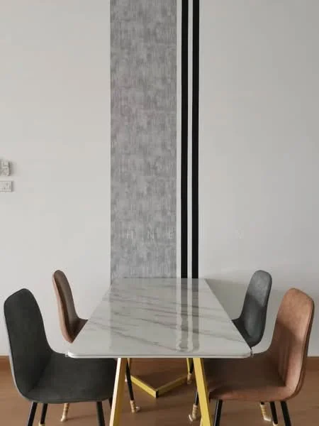 Dining features: marble dining table, 4 dining chairs in different colors, grey accent wall with vertical stripes, wooden flooring, minimalist design; style: modern.