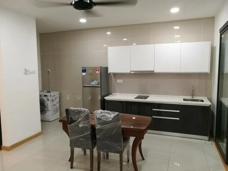 Kitchen features: white upper cabinets, black lower cabinets, marble countertop, stainless-steel single-bowl sink, chrome pull-down faucet, built-in stove, stainless-steel fridge, washing machine, dining table with four chairs, recessed downlights, wall tiles in light beige, ceramic tile flooring, ceiling fan; style: modern.