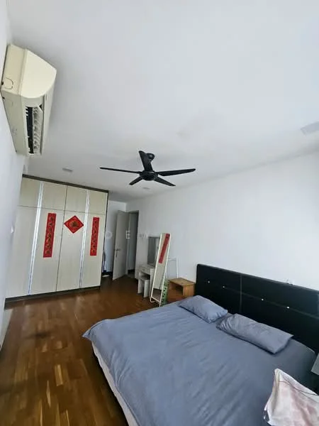 Bedroom features: king-size bed with grey bedding, black upholstered headboard, wooden flooring, 5-blade ceiling fan, wall-mounted air conditioning unit, built-in wardrobe with sliding doors, dressing table, wooden bedside table; style: modern.
