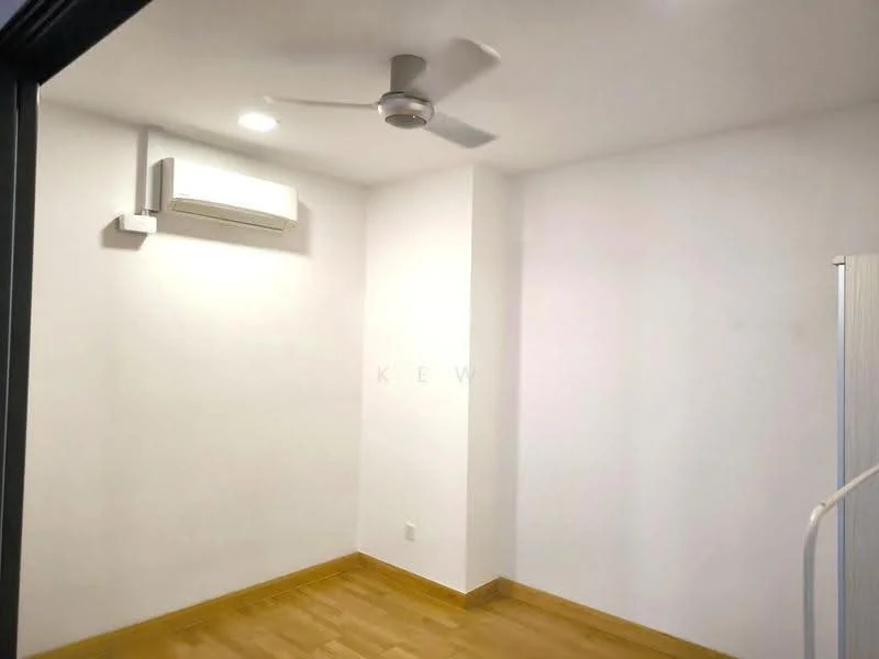 Room features: white painted walls, wooden flooring, 5-blade ceiling fan, 1 wall-mounted split AC, recessed downlights.