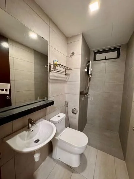 Bathroom features: single-sink vanity with black countertop, white ceramic sink, chrome basin mixer faucet, two-piece toilet, walk-in shower with glass partition, handheld shower, tile cladding on walls, light-colored tile flooring, mirror above sink, wall-mounted shelf, recessed lighting; style: modern.