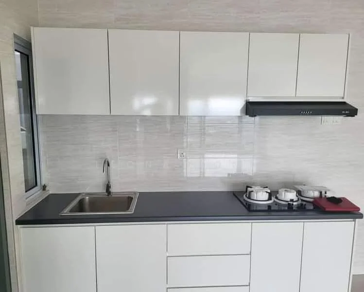 Kitchen features: white flat-panel cabinets, black countertop, stainless-steel single-bowl sink, chrome pull-down faucet, built-in range hood, 4-burner gas hob, white ceramic cookware, grey tiled backsplash, window above sink; style: modern.
