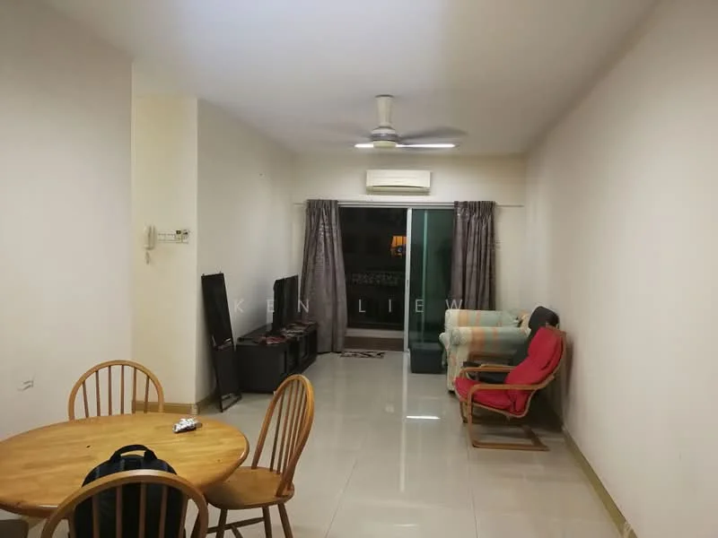 Living features: 5-blade ceiling fan, floor-to-ceiling sliding glass door, grey curtains, light-coloured walls, glossy tile flooring, sofa in light blue, red armchair, wooden rocking chair, round wooden dining table, 4 wooden dining chairs, air conditioning unit on wall; style: modern.