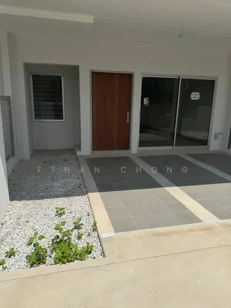 Exterior type: linked terrace house; features: main entrance with wooden door, sliding glass door, grey tiled flooring, gravel landscaping, small green plants, concrete driveway, white painted facade, windows with grid pattern; style: modern.