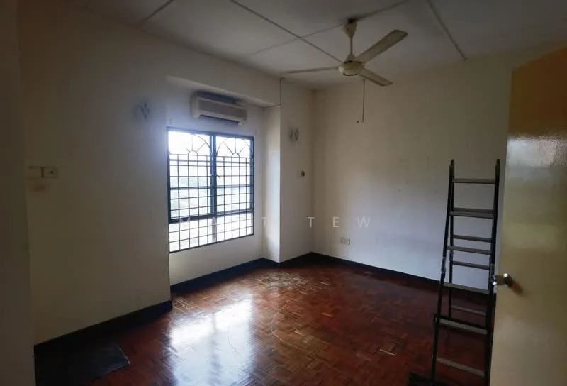 Room features: wooden flooring, white painted walls, ceiling fan, window with metal grille, air conditioning unit, ladder, door with yellow finish.