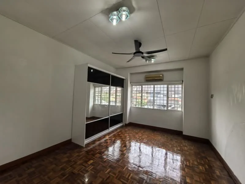 Room features: white painted walls, parquet wood flooring, exposed ceiling with recessed lighting, 5-blade ceiling fan, window with grid pattern, air conditioning unit, built-in wardrobe with sliding doors, natural light from window; style: modern.