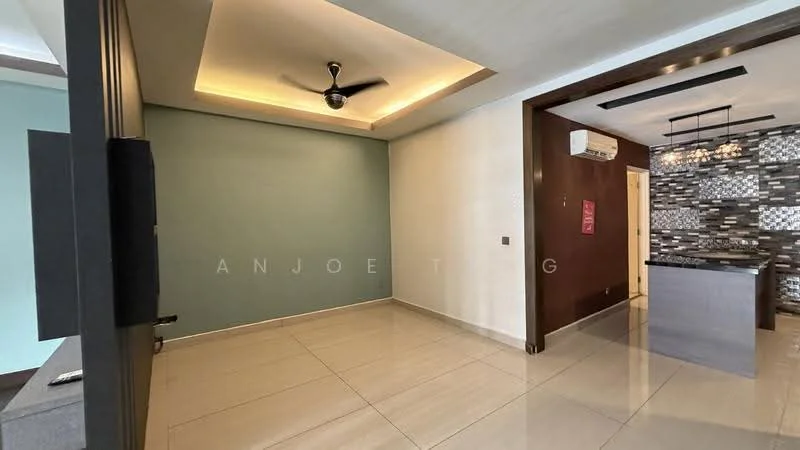 Living features: cream painted walls, accent wall in teal, tray ceiling with recessed lighting, 5-blade ceiling fan with light, large floor tiles, wall-mounted TV, open layout to kitchen, air conditioning unit; style: modern.