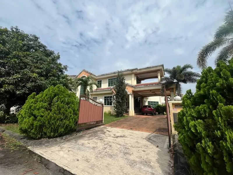 Exterior type: detached bungalow; features: two-storey building, cream painted facade, gabled roof, car porch with awning, manicured lawn, mature trees, paved driveway, surrounded by greenery; style: modern.