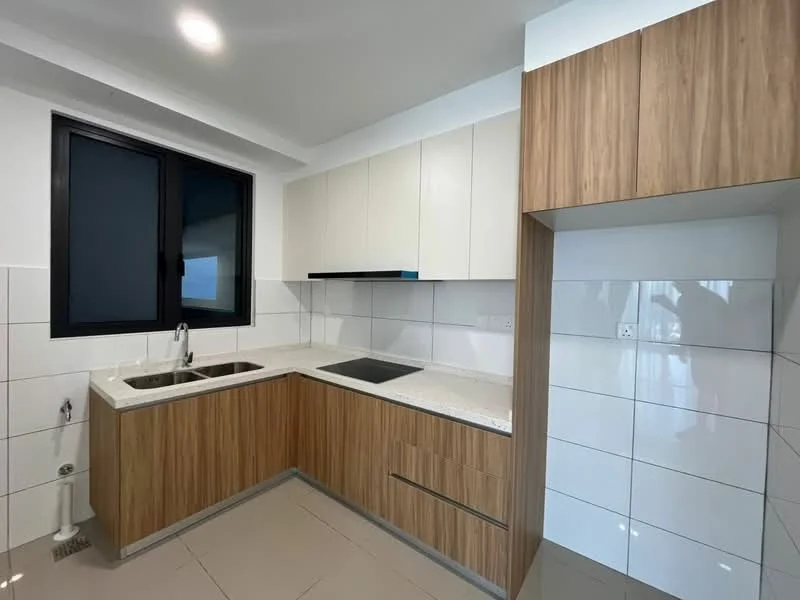 Kitchen features: L-shaped kitchen layout, white upper cabinets, wooden lower cabinets, granite countertop, double-bowl stainless-steel sink, chrome pull-down faucet, built-in cooktop, white tiled backsplash, grey tiled flooring, window with black frame, recessed ceiling lights; style: modern.