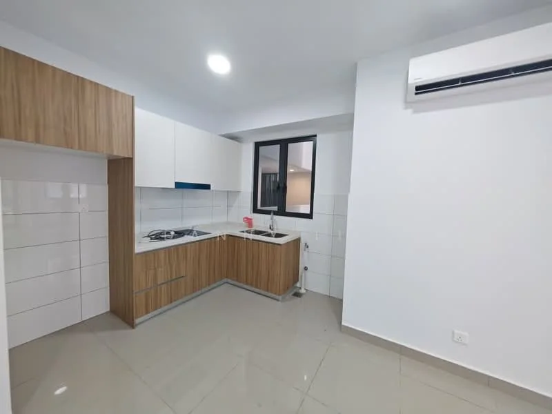Kitchen features: white cabinets, wooden cabinetry, stainless-steel sink, chrome pull-down faucet, gas hob, exhaust hood, white tiled backsplash, grey floor tiles, wall-mounted split AC, recessed ceiling light; style: modern.