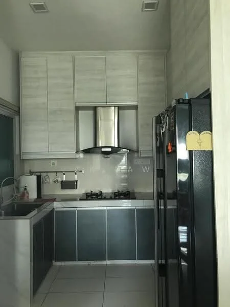 Kitchen features: white shaker cabinets, grey laminate cabinetry, stainless-steel range hood, 4-burner gas hob, black fridge, white tiled backsplash, grey countertop, ceramic tile flooring, single-bowl stainless-steel sink, chrome pull-down faucet, wall-mounted storage rack; style: modern.