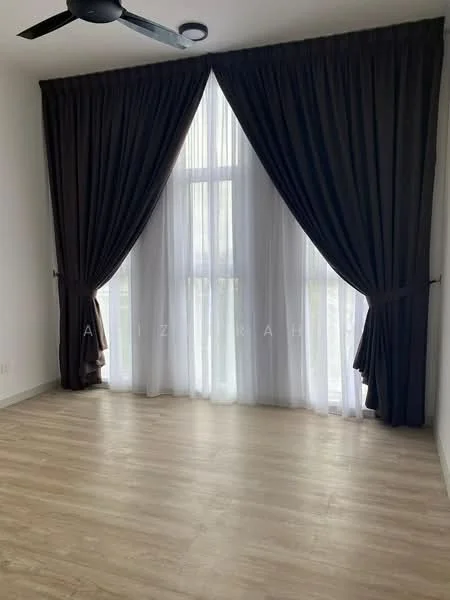 Room features: floor-to-ceiling windows, blackout curtains, sheer curtains, light wood flooring, 5-blade ceiling fan, neutral wall colour; style: modern.