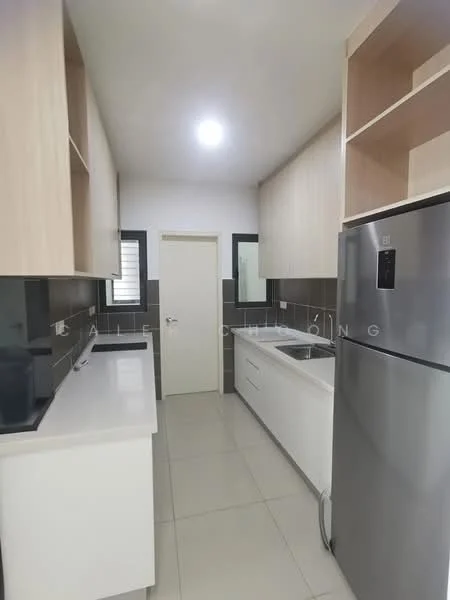 Kitchen features: white laminate cabinetry, light wood upper cabinets, grey tiled backsplash, white quartz countertop, single-bowl stainless-steel sink, chrome pull-down faucet, built-in oven, freestanding stainless-steel fridge, ceramic tile flooring, recessed downlights, window with horizontal blinds; style: modern.