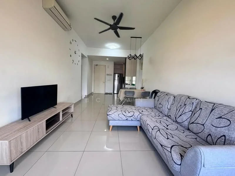 Living features: 3-seater fabric sofa with floral pattern, wooden TV console, wall-mounted TV, recessed downlights, ceiling fan with 5 blades, large windows, glossy tile flooring, decorative wall clock; style: modern.