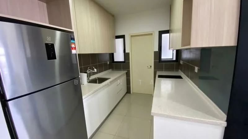 Kitchen features: white shaker cabinets, stainless-steel fridge, single-bowl stainless-steel sink, chrome pull-down faucet, white quartz countertop, grey tiled backsplash, built-in cooktop, light grey wall tiles, grey floor tiles, recessed downlights; style: modern.