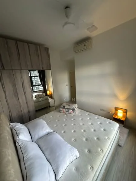 Bedroom features: king-size bed, upholstered headboard, 2 white pillows, wooden flooring, built-in wardrobe with wood finish, 1 bedside lamp, wall-mounted air conditioning unit, ceiling fan, window with city view, neutral wall color; style: modern; view: city.