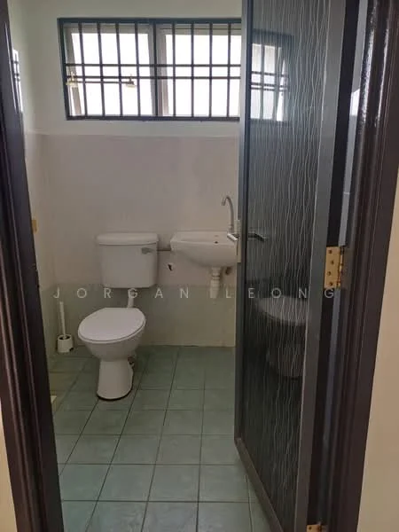Bathroom features: white tiled walls, light green floor tiles, one-piece toilet, wall-mounted sink, chrome basin mixer faucet, glass shower enclosure, window with security bars, toilet paper holder, towel rack.
