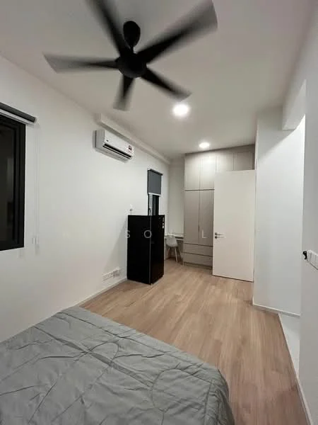 Bedroom features: wooden flooring, white painted walls, 5-blade ceiling fan, wall-mounted split AC, built-in wardrobe, desk with chair, queen-size bed, window with black frame; style: modern.