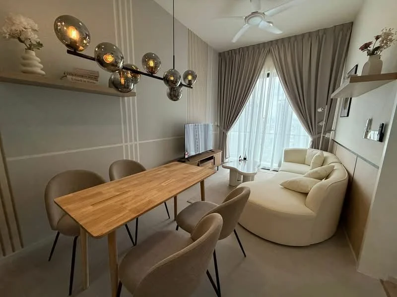 Living features: sofa in white, round coffee table, 4-seater dining table in wood, 4 upholstered dining chairs in beige, floor-to-ceiling windows, sheer curtains, recessed downlights, ceiling fan, TV console, wall-mounted TV, decorative wall shelf, decorative flowers in vase, area rug, wall with vertical stripes in light color; style: modern; view: city.