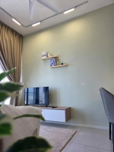 Living features: light green painted walls, white ceiling, recessed LED downlights, 5-blade ceiling fan, TV console in light wood with white cabinet, wall-mounted TV, floating shelves, area rug, curtains in beige, tile flooring; style: modern.
