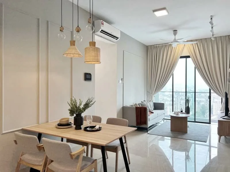 Living features: floor-to-ceiling windows, city view, 3-seater fabric sofa in light grey, wooden coffee table, TV console, wall-mounted TV, area rug, recessed downlights, 5-blade ceiling fan, curtains, decorative wall panels, dining table with 4 chairs, decorative plant; style: modern.