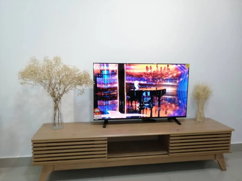 Living features: white painted walls, light grey floor tiles, wooden TV console, wall-mounted TV, decorative vases with dried flowers, minimalist decor; style: modern.